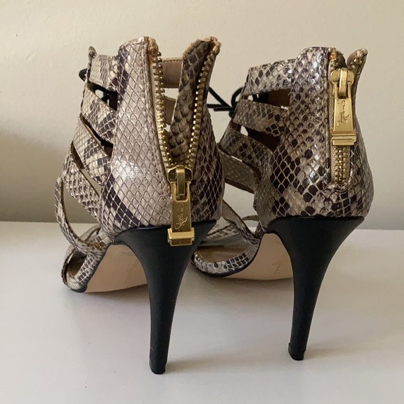 Snake print heelsπ - Picture 5 of 7